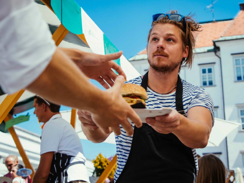 Najokusnejša razstava v mestu – fotografsko kulinarično popotovanje po Krakovskem nasipu, s prvim pomladnim petkom pa vabljeni spet na Odprto kuhno na Pogačarjev trg