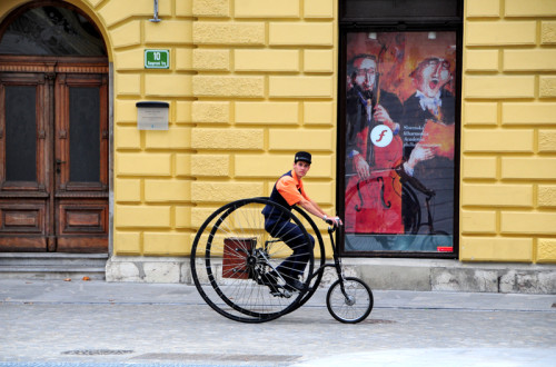 Na poletni sprehod po Ljubljani! Poslušanje glasbe na vodi, piskačev, srečanje z Urško in povodnim možem …