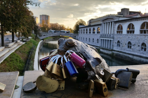 Ključavnice ljubezni na Mesarskem mostu. V ozadju Ljubljanica.