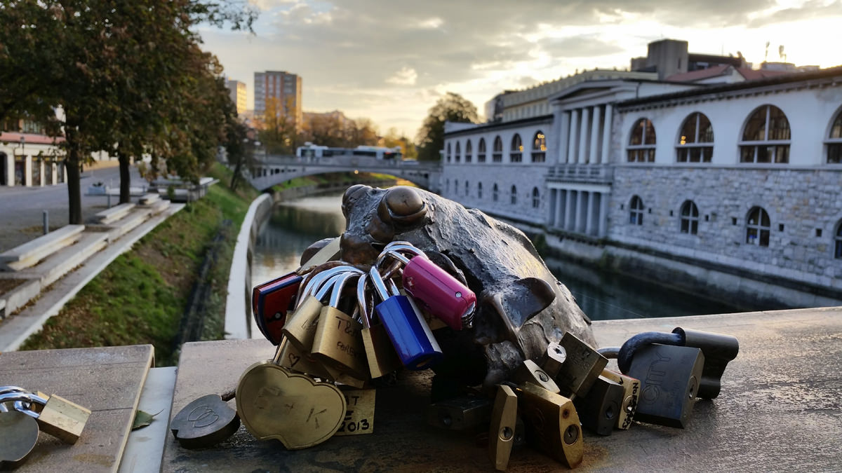 Ključavnice ljubezni na Mesarskem mostu. V ozadju Ljubljanica.