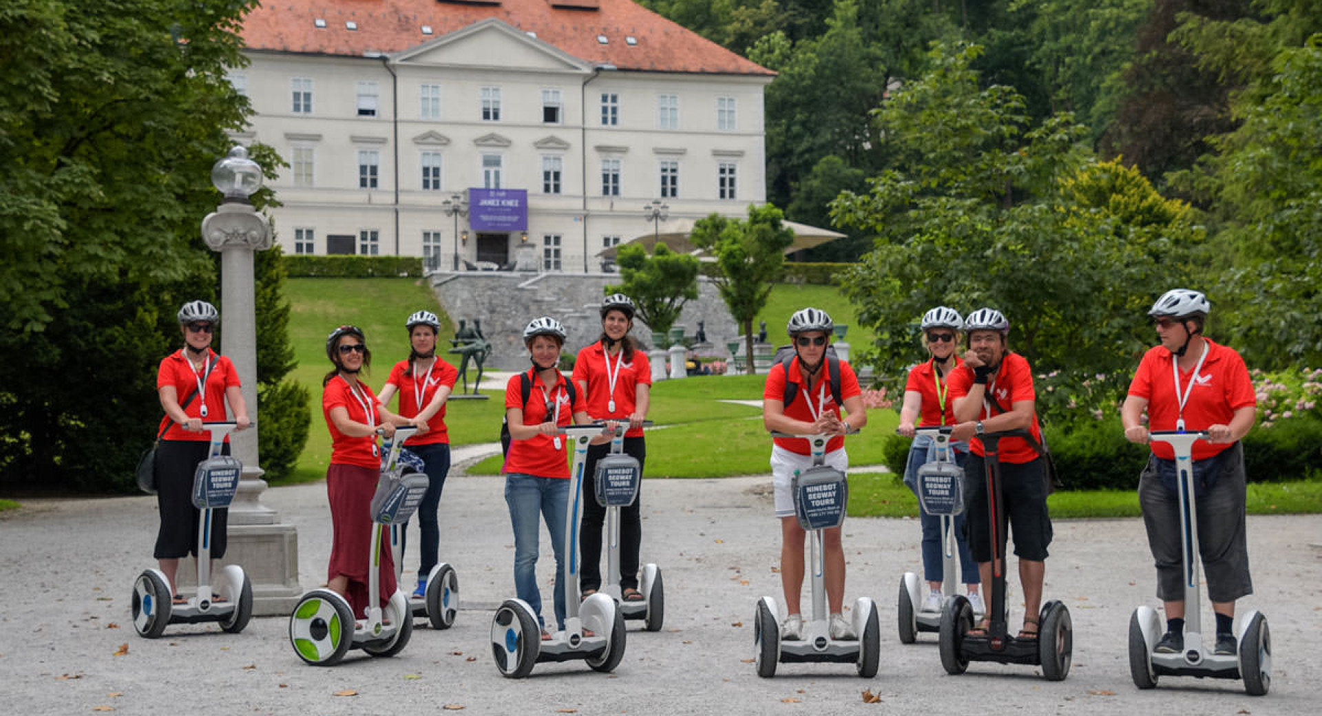 Skupina ljudi na Segwayih.