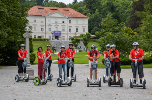 Skupina ljudi na Segwayih.