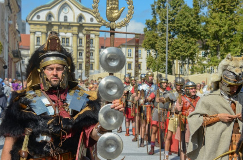 Nastopajoči napravljeni v rimljane na Kongresnem trgu.