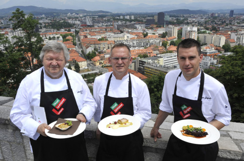 Trije Chefi. V ozadju mesto Ljubljana.