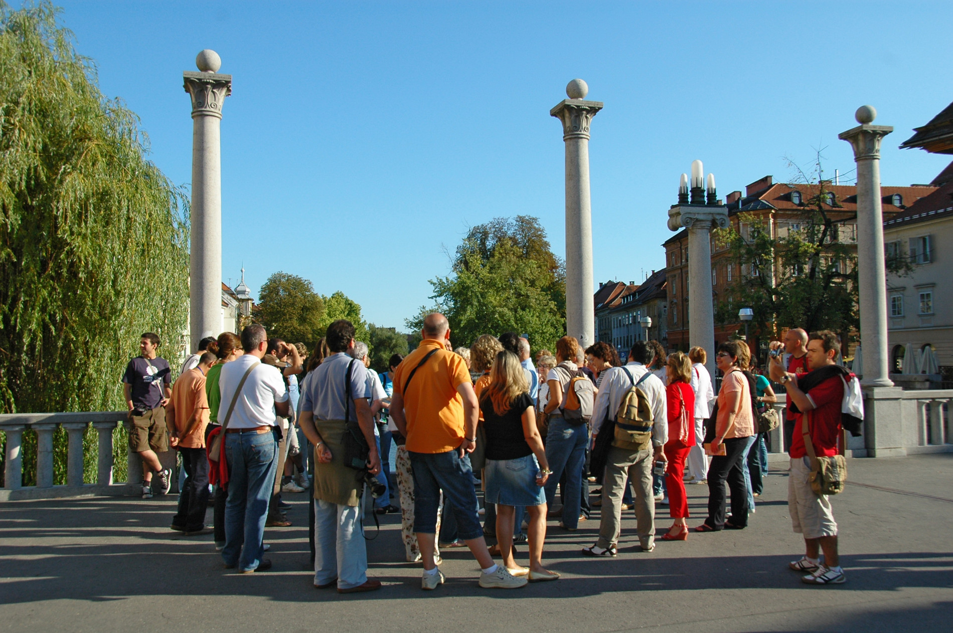 tourists-on-cobblers-bridge-1-d-wedam.jpg