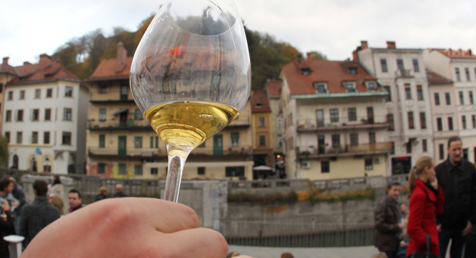 Kozarec vina. V ozadju Ljubljanski grad.