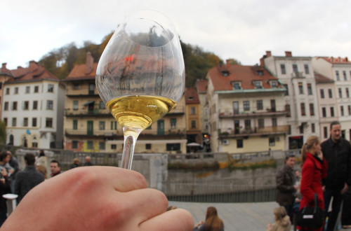 Kozarec vina. V ozadju Ljubljanski grad.