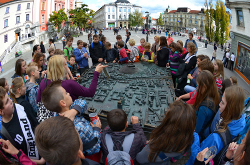 Šolska skupina na Prešernovem trgu.