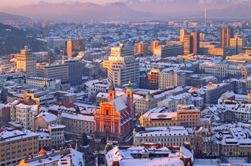 Panoramska slika Ljubljane pozimi.