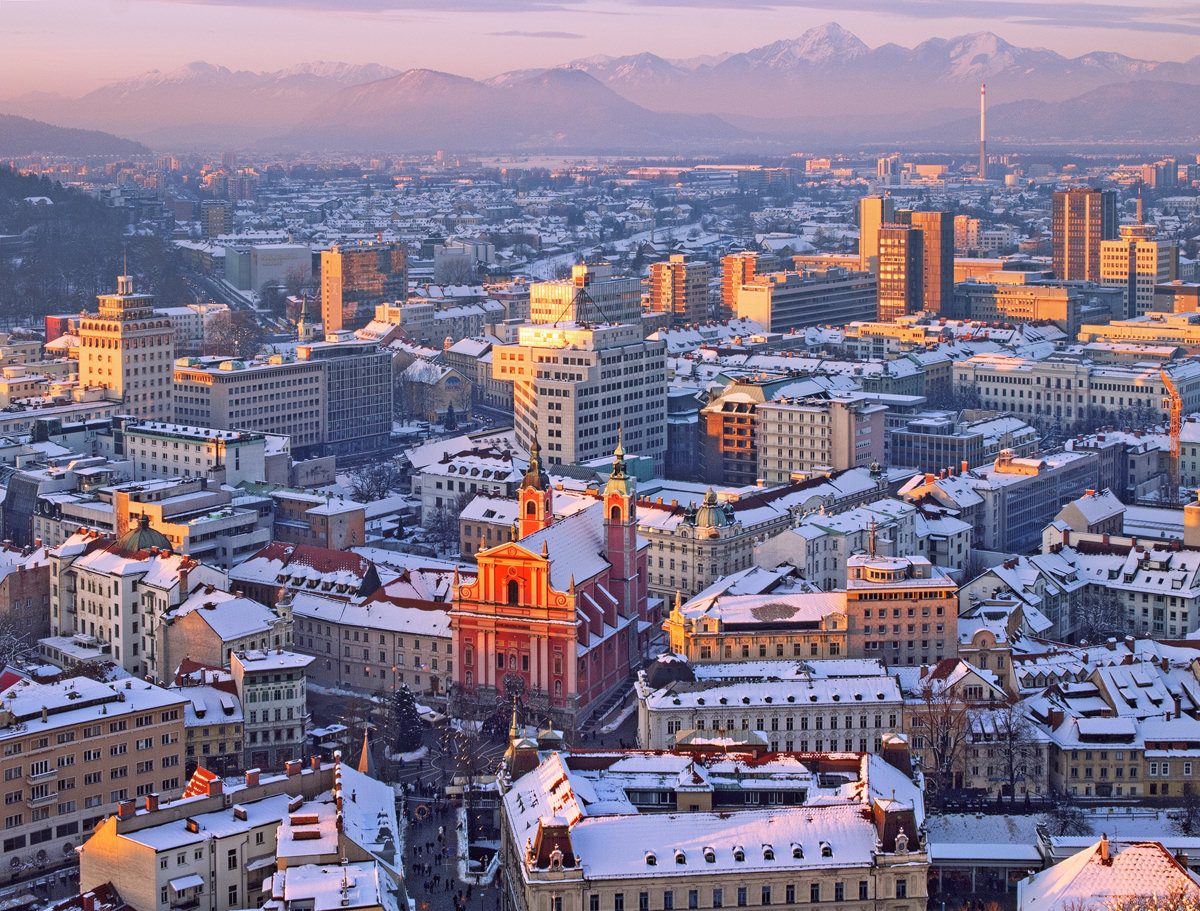 Panoramska slika Ljubljane pozimi.