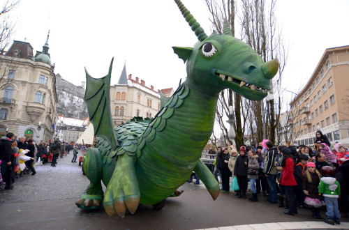 Zmaj se na pustno soboto, 1. marca, vrača na ljubljanske ulice – letošnji Zmajev karneval v znamenju Emone 2000