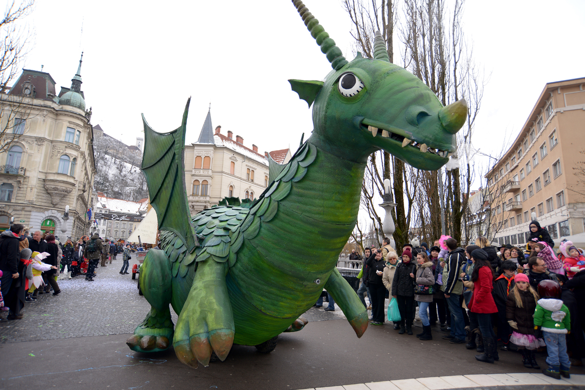 Zmaj se na pustno soboto, 1. marca, vrača na ljubljanske ulice – letošnji Zmajev karneval v znamenju Emone 2000