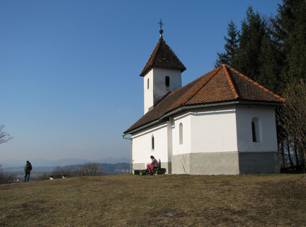 Cerkvica sveti lovrec na manjši vzpetini v vasi Jezero.