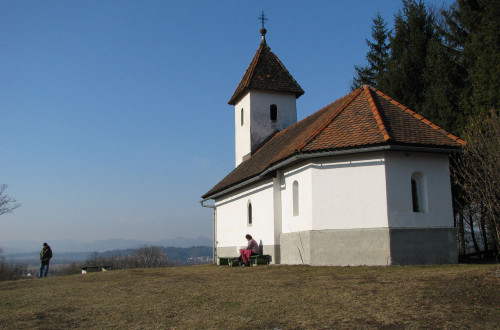 Cerkvica sveti lovrec na manjši vzpetini v vasi Jezero.