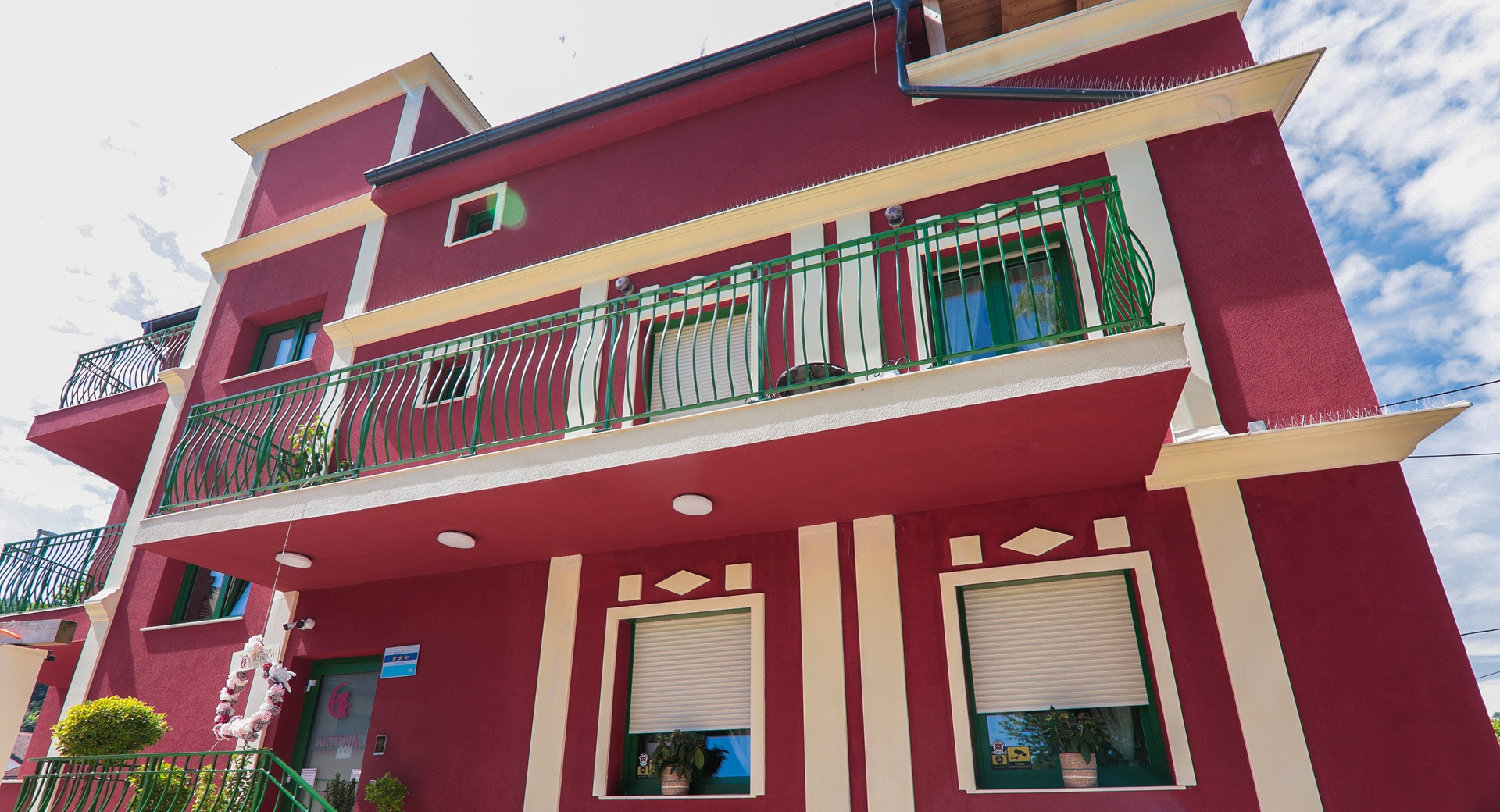 Ein großes dunkelrotes Gebäude mit weißen Details.