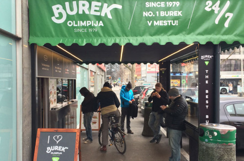 Gosti v pokritem prostoru pred kioskom.