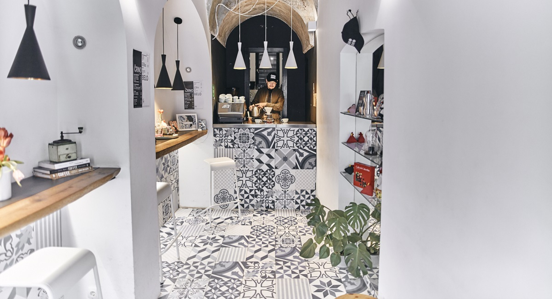 A bar with modern black-and-white patterns and a cozy atmosphere.