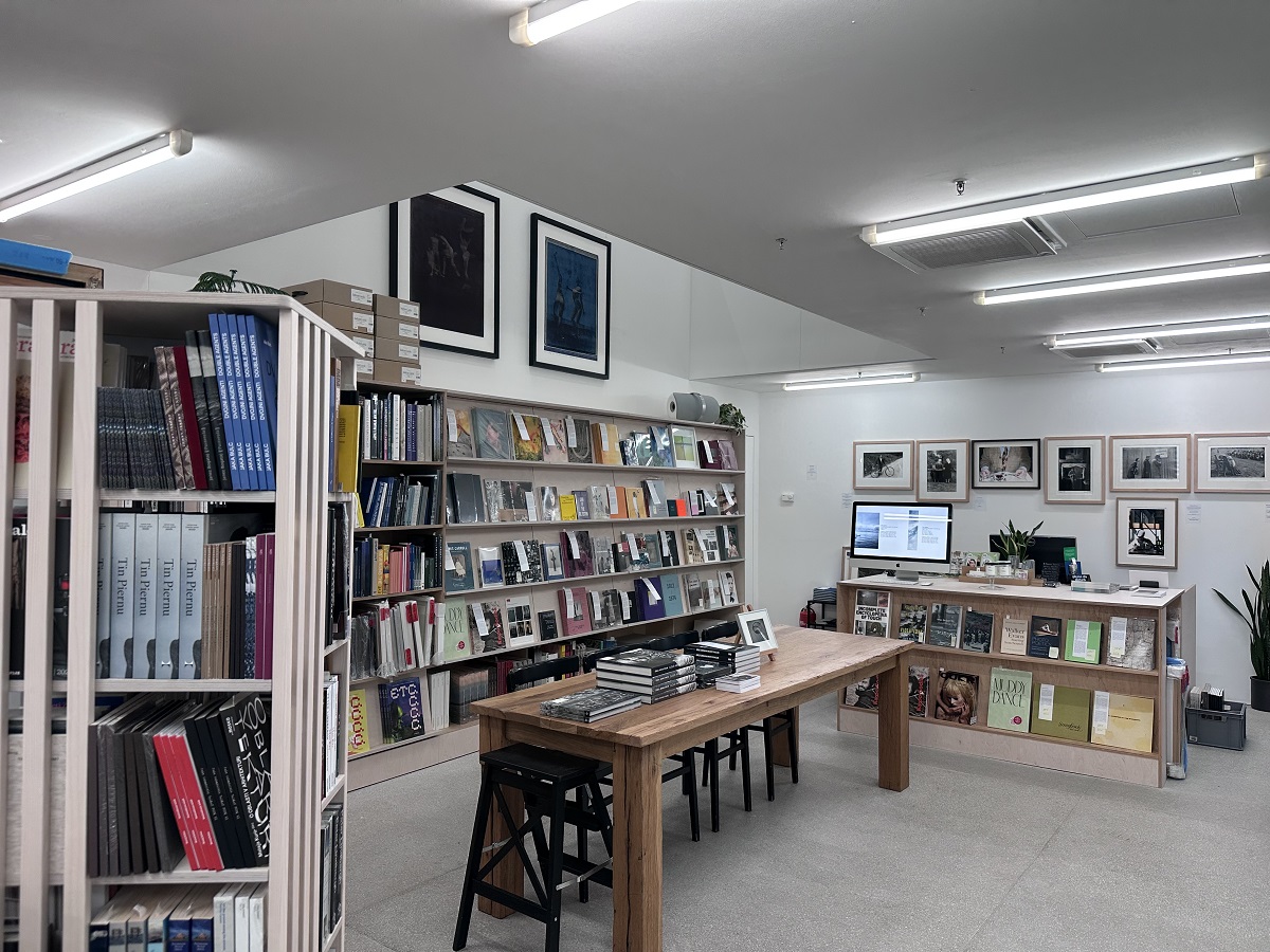 Intérieur d’un studio photo avec des photographies encadrées.