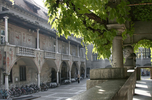 Dvorišče Križank.