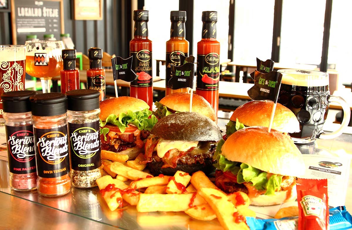 Burger z ocvrtim krompirčkom in začimbami.