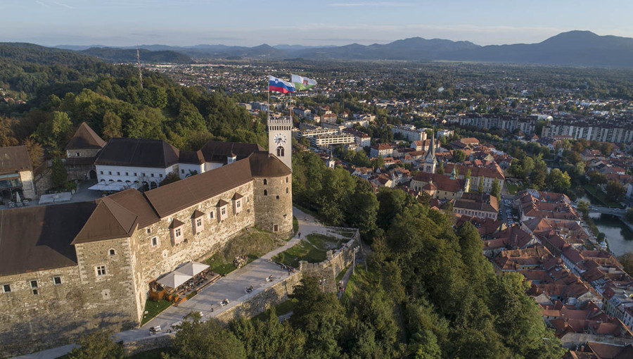 Panoramska slika Ljubljanskega gradu. V ozadju Kamniško-Savinjske Alpe. 