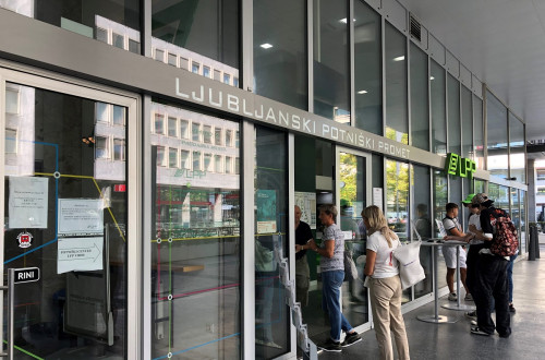 Vue sur la façade en verre du centre LPP.