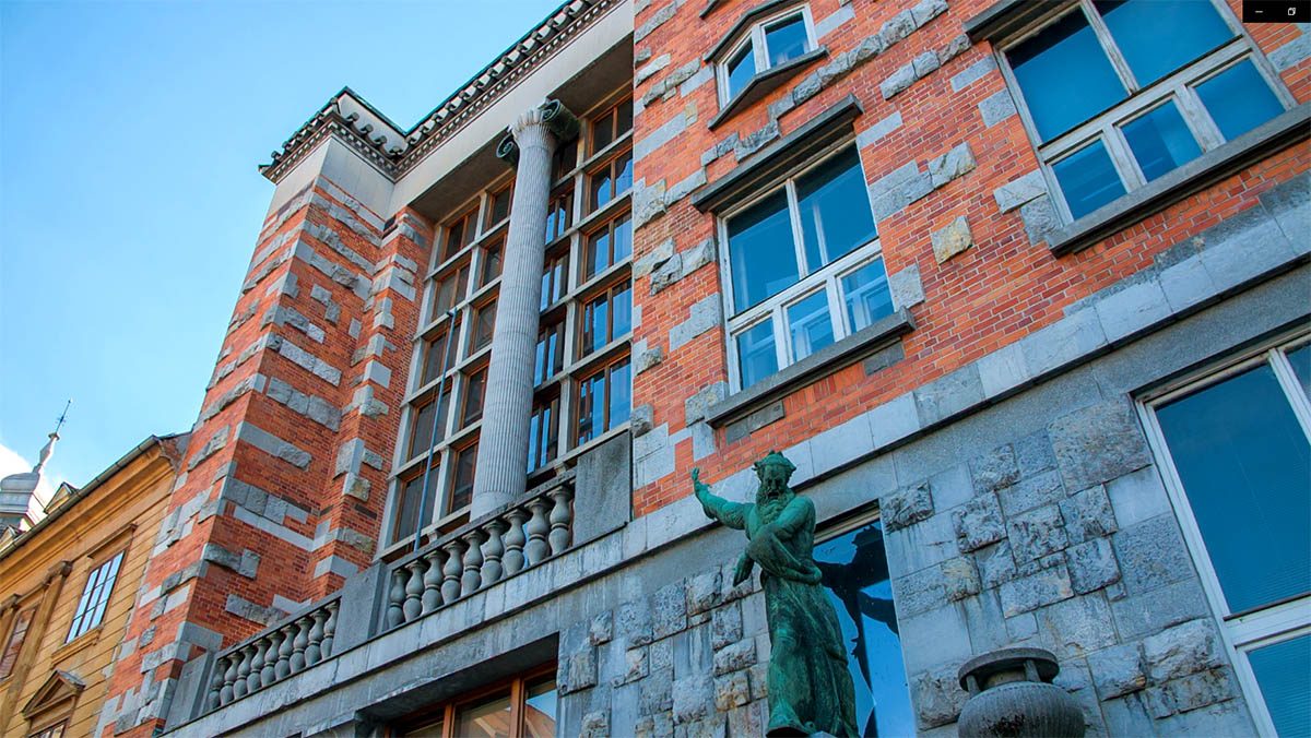 Vue extérieure de la bibliothèque avec une façade orange et grise.