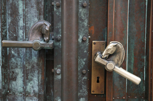 Ključavnici s konjsko glavo. 