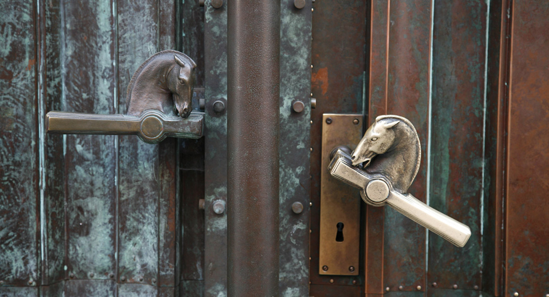 Serrure en forme de tête de cheval sur les portes d’entrée de la Bibliothèque nationale et universitaire de Ljubljana.
