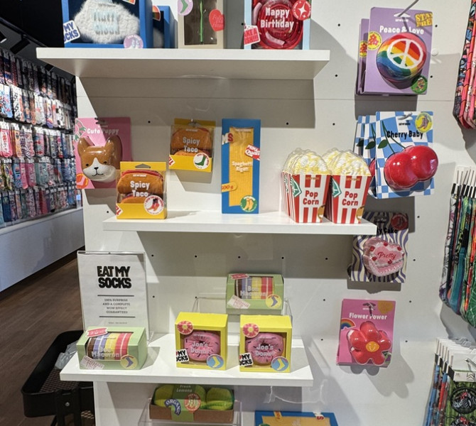 Bele prodajne police z izdelki.