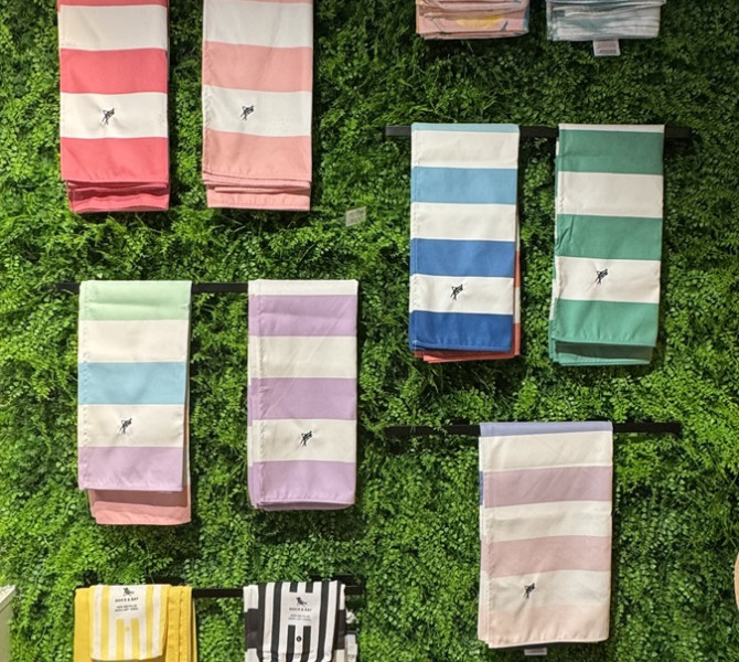 Zlozene pisane brisace na steni z umetnim zelenjem.