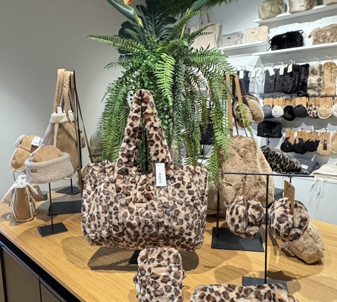 Razlicne vrste in velikosti torbic z vzorcem geparda.