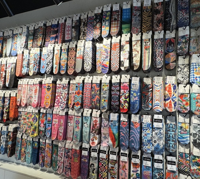 Prodajna stena z velikim stevilom pisanih nogavic.