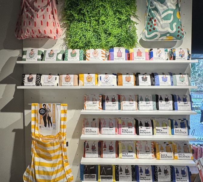 Stevilne zlozene zlozljive vrecke ob treh razgrnjenih razstavljenih.