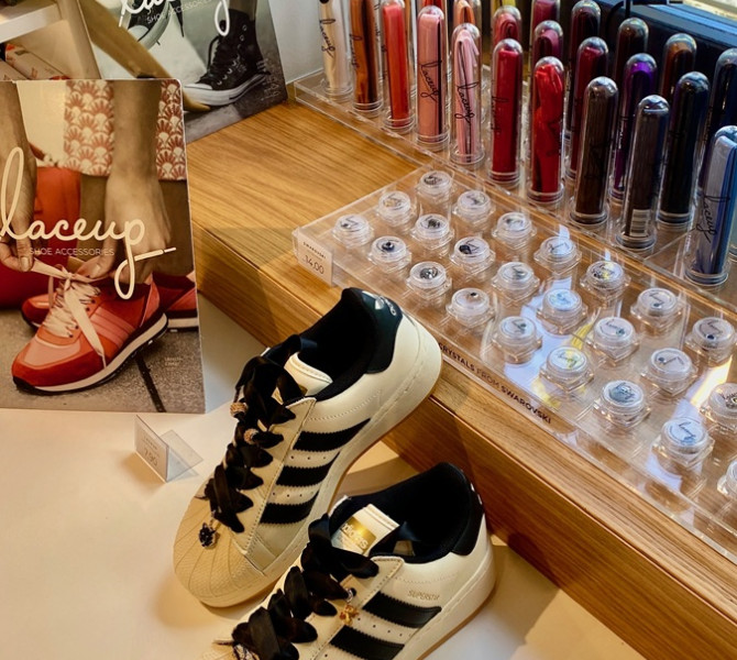 Sportne crnobele superge s stevilnimi vezalkami v ozadju.