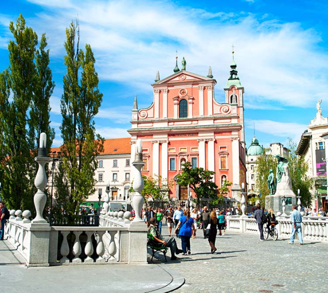 Ljudje na tromostovju.