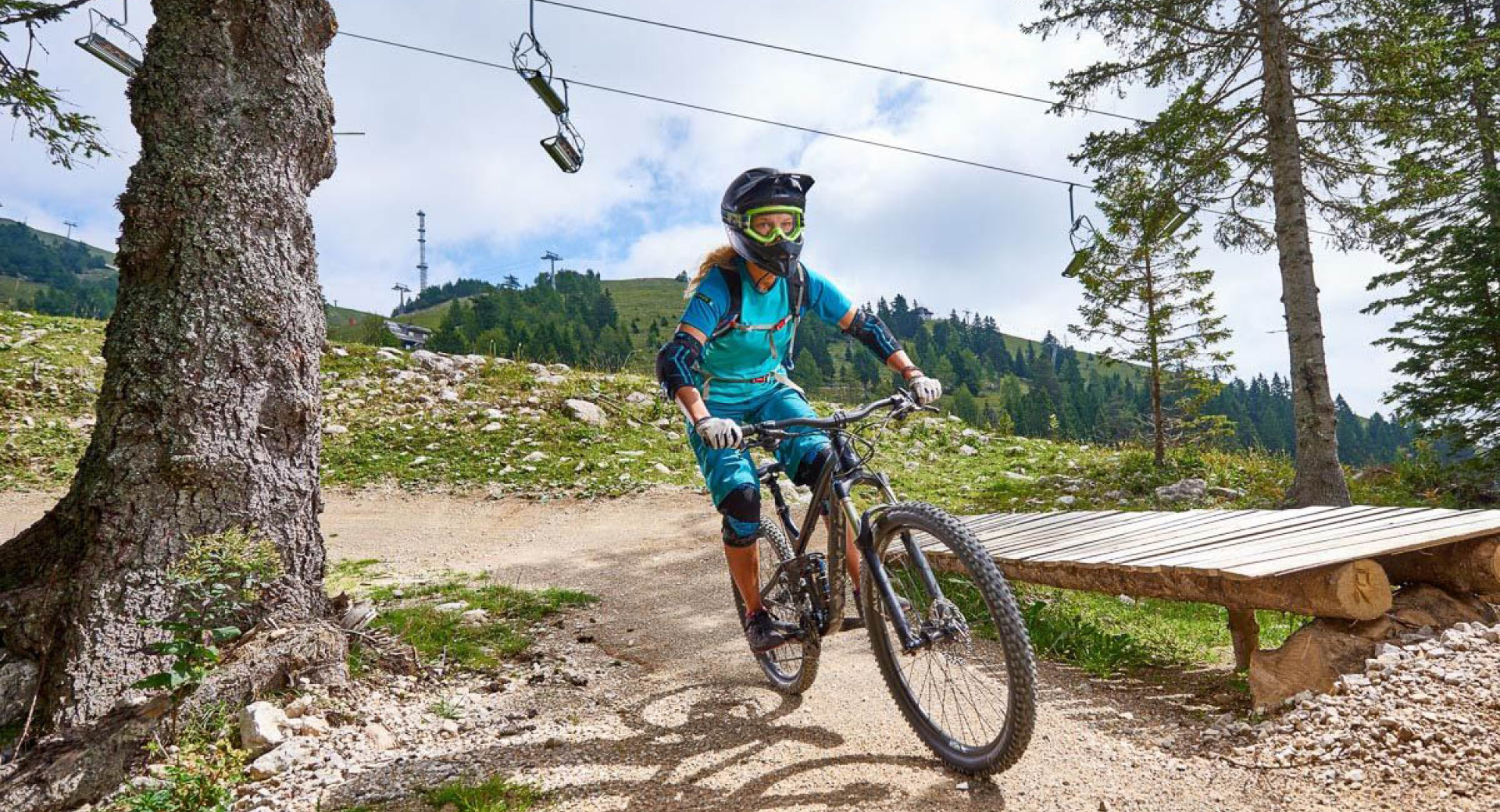 Kolesarka na adrenalinski vožnji. 