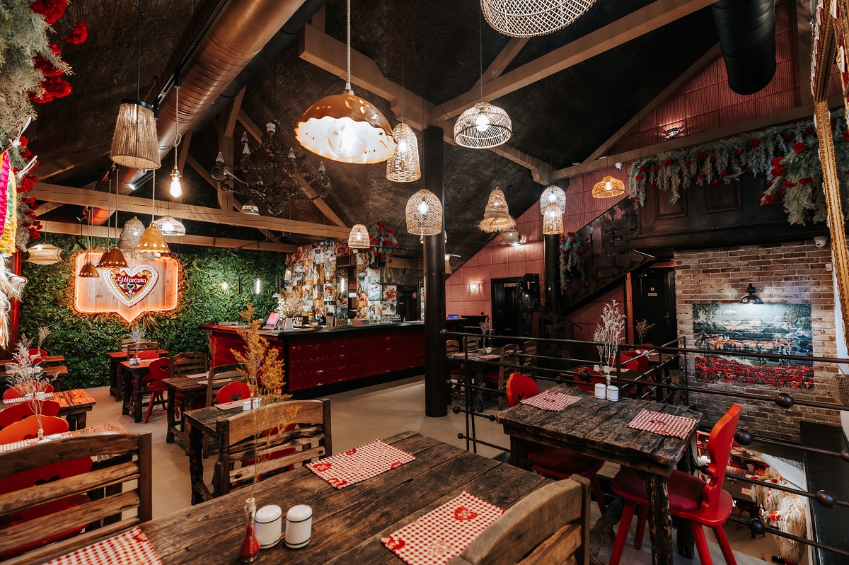 Das Innere des Restaurants mit Holz-Möbeln und einer heimischen Atmosphäre.