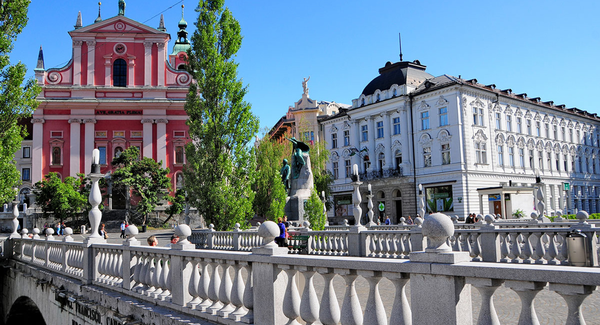 Tromostovje s Frančiškansko cerkvijo in Prešernovim spomenikom v ozadju.