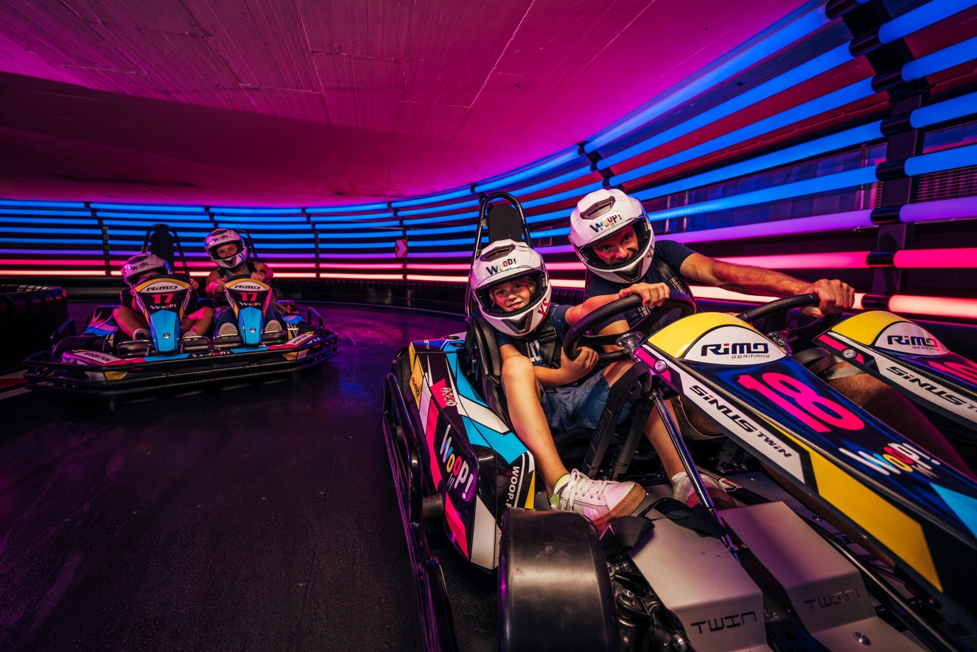 Deux jeunes hommes dans un karting sur la piste.