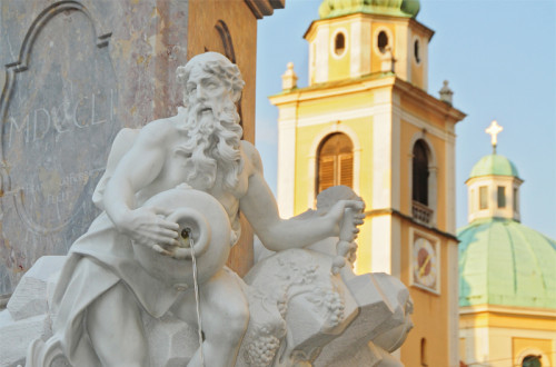 Detail of the Robba Fountain. In the background, the Cathedral.