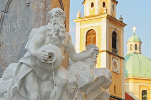 Detajl na Robbovem vodnjaku, v ozadju Stolnica.