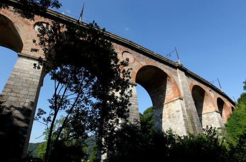 Železniški viadukt v Borovnici. Pogled od spodaj navzgor.