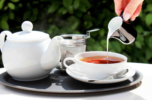 Čajnik in skodelica čaja.