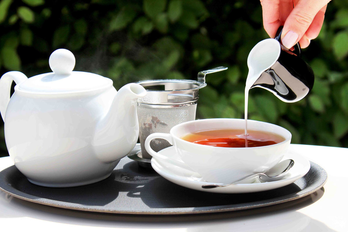 Čajnik in skodelica čaja.