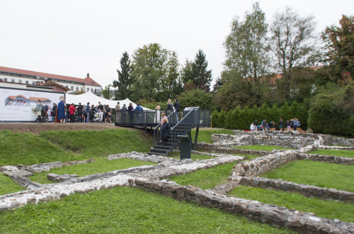 Obiskovalci muzeja na prostem.