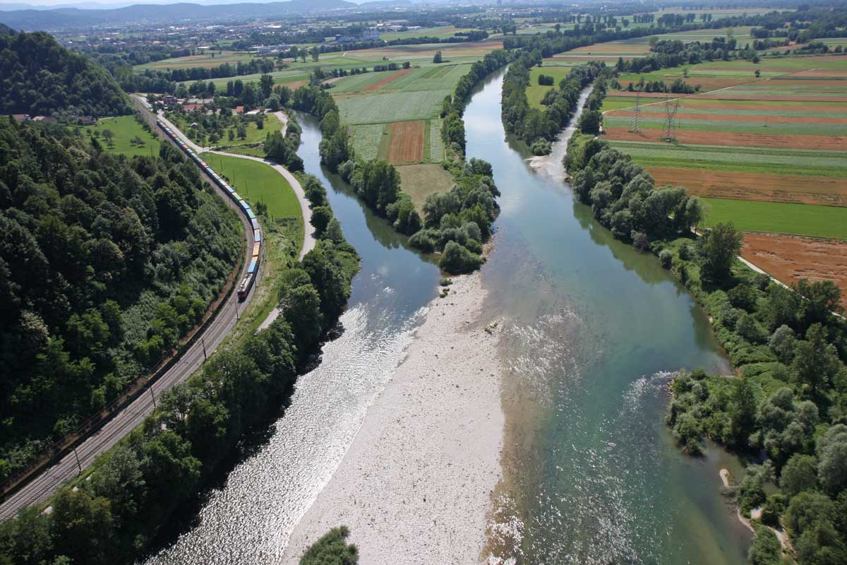 Приток фото. Река Заале Бавария. Приток реки. Река впадает. Притоки реки реки это.