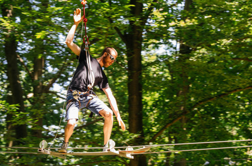 Fant ob plezalni pustolovščini adrenalinskega parka.