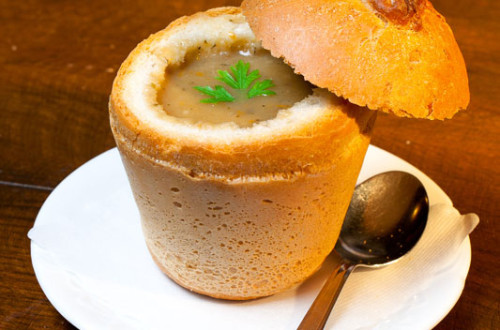 gobova juha v krušni skodelici.