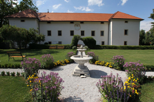 grad-tustanj-a-fevar.jpg